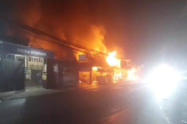 Kebakaran Di Cilendek Barat Diduga Berawal Dari Kios D’Bro, 9 Kios Hangus Terbakar